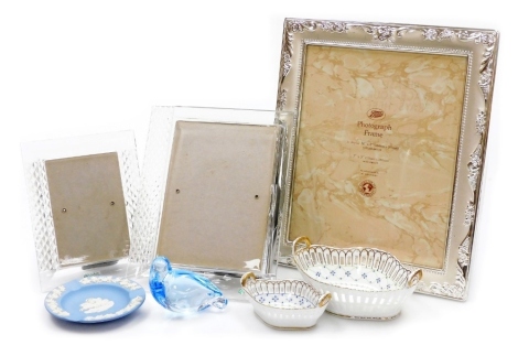 A group of collectables, to include two Galway Irish Crystal photograph frames, 19cm x 15cm, and 24cm x 19cm, Wedgwood jasperware ashtray, glass figure of a bird, etc. (a quantity)