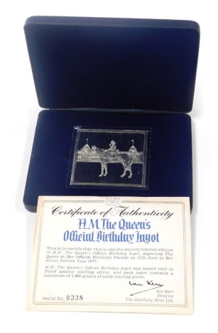 A Danbury Mint silver HM The Queen's official birthday ingot, Silver Jubilee 1977, boxed with certificate, 3.93oz.