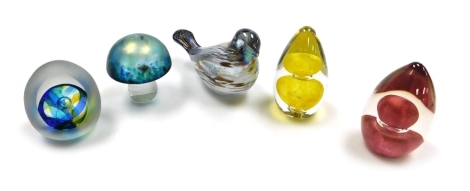 Two Wedgwood glass paperweights, an iridescent glass mushroom shaped paperweight, further weight, and a glass model of a bird. (5)