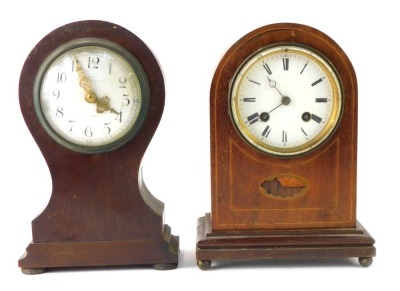 Two Edwardian mantel clocks, comprising a arched top example with parquetry inlay and Roman numeric dial, and a further fluted example stamped Lincoln, 23cm and 21cm high. ( 2, AF)