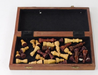 A wooden travelling chess set, the king 6cm high, the travel case 27cm wide, 13cm deep, 5cm high. - 3