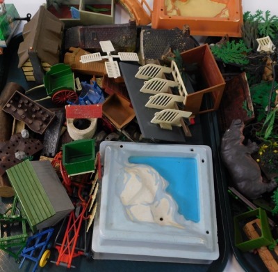 A group of plastic animals, fencing, agricultural vehicles, tin plate bus station, etc, Britains and others, play worn. (a quantity) - 3