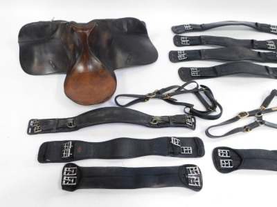 Leather horse tack and equipment, comprising a horse riding saddle and various girths (1 box) - 2