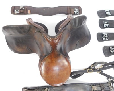 Leather horse tack and equipment, comprising a horse riding saddle and various girths (1 box) - 4