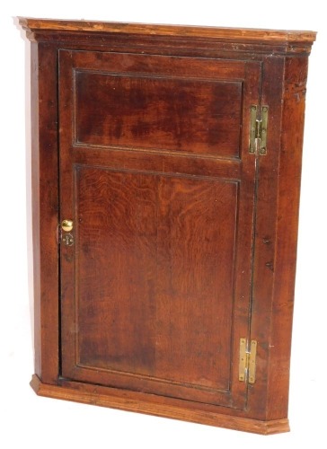 A Georgian oak corner cupboard, 100cm high, 75cm wide, 40cm deep.