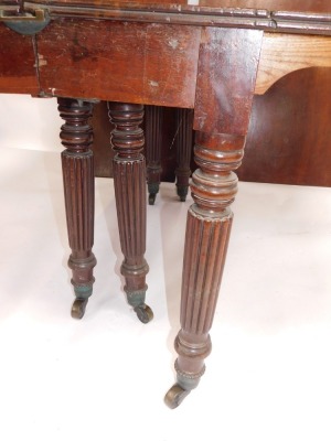 A George IV mahogany extending dining table, in the Gillows manner, with eight reeded legs with brass cup castors, 132cm wide, 130cm minimum length, plus a single extension leaf of 79cm. To be sold WITHOUT RESERVE. - 2