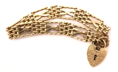 A 9ct gold gate bracelet, with heart shaped clasp, 14cm long, 19g.