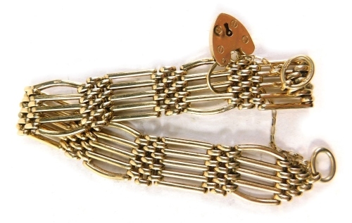 A 9ct gold gate bracelet with heart shape clasp, 18cm long, 20.8g.