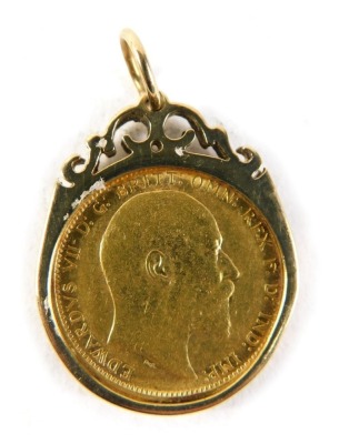 An Edward VII 1903 gold sovereign, in loose 9ct gold mount, with plain hook top, 7cm high, 10.9g all in.