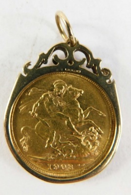 An Edward VII 1903 gold sovereign, in loose 9ct gold mount, with plain hook top, 7cm high, 10.9g all in. - 2