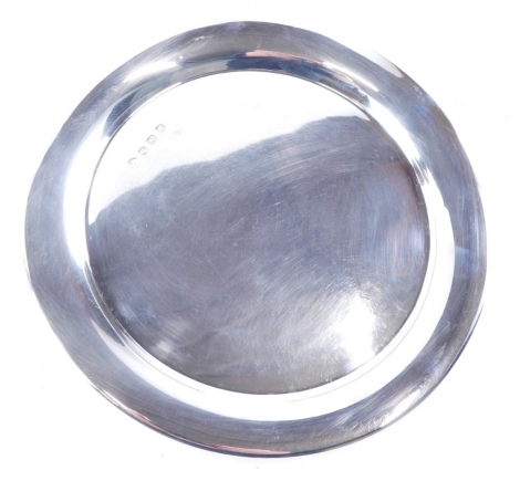 A George V silver circular plate, Sheffield 1925, 21cm diameter, 6.5.oz.