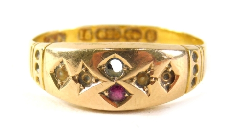 An Edwardian 15ct gold dress ring, set with garnets, lacking pearls, ring size O, 2.3g all in. (AF)