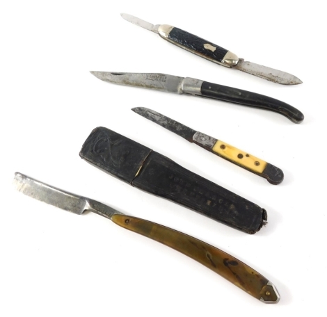 Various folding knives, a cut throat razor, Veritable Farg folding knife, when closed 12cm long, textured folding penknife, etc. (a quantity)