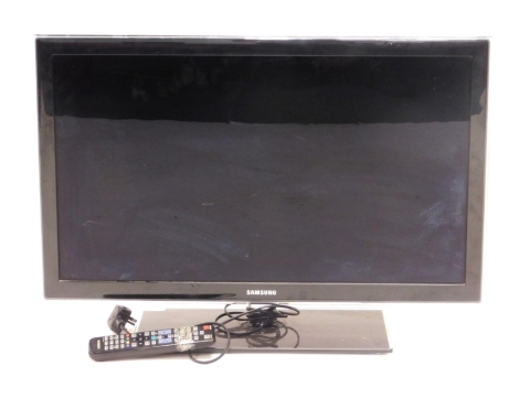 A Samsung 32" colour television, in black trim with remote control and wire.