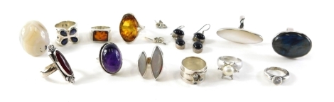 A group of costume jewellery, comprising dress rings, mainly stone set, floral examples, etc. (1 bag)