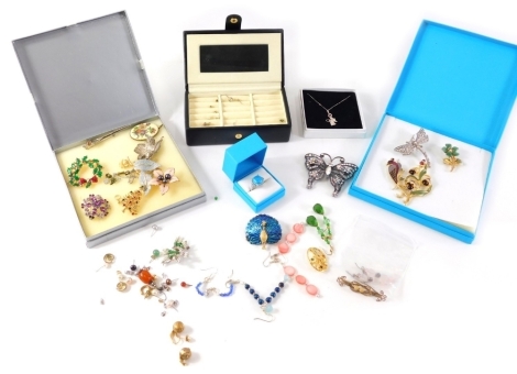 A group of costume jewellery brooches, comprising peacock, wreaths, Christmas trees, drop earrings, enamel brooches, etc. (a quantity)