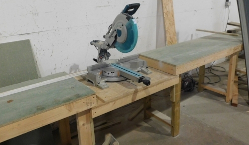 A Makita DXT chop saw, 30cm blade, single phase and benches. VAT is also payable on the hammer price of this lot.