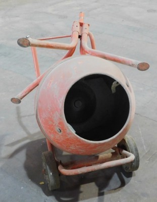 A portable concrete mixer and stand, 110 volt. VAT is also payable on the hammer price of this lot. - 2