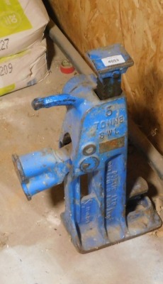 A five tonne carriage jack. VAT is also payable on the hammer price of this lot.