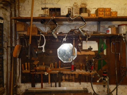 Various woodworking tools, including chisels, files, drills, etc. and spirit levels, etc. (3 shelves)