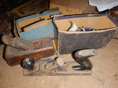 A Record plough plane no. 044, a wooden block plane,and a Record router, etc. (4)