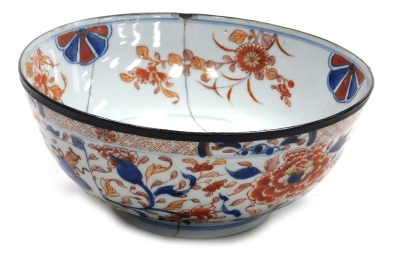 An 18thC Chinese Imari bowl, 23cm diameter (AF), with additional metal band added to rim to aid with stability. - 7