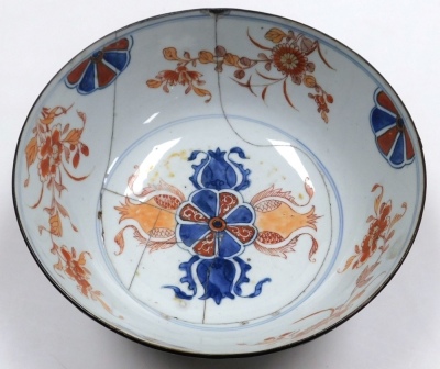 An 18thC Chinese Imari bowl, 23cm diameter (AF), with additional metal band added to rim to aid with stability. - 8