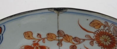 An 18thC Chinese Imari bowl, 23cm diameter (AF), with additional metal band added to rim to aid with stability. - 10