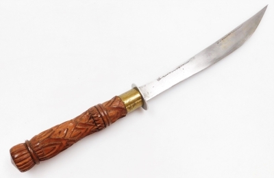 Two Indian knives, one with a carved wooden handle, engraved steel blade, and similarly carved scabbard with brass banding, 51.5cm wide, and a further knife with wooden handle, the steel blade stamped India, in a carved wooden scabbard, 33.5cm wide. - 6