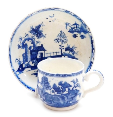 A late 18thC Caughley porcelain blue and white custard cup, decorated in the Cottage pattern, together with a Caughley porcelain blue and white saucer, chinoiserie decorated, 12cm wide. (2)