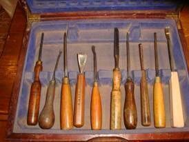 Circa 60 hand carving tools, including beech wood handled examples. Buyer Note: WARNING! This lot contains untested or unsafe electrical items. It is supplied for scrap or reconditioning only. TRADE ONLY