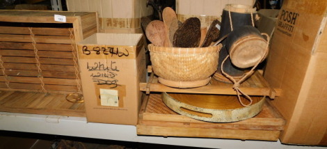 A quantity of palmwood kitchen utensils, to include spatulas, various feather ticklers, various trays, etc. (a quantity) Note: VAT is payable on the hammer price of this lot at 20%.