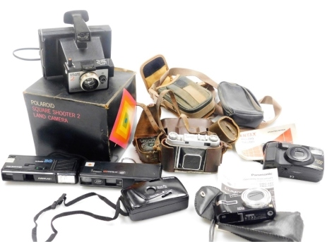 A Kodak Retina II camera, with light meter, a Polaroid square shooting II land camera, and further cameras. (a quantity)