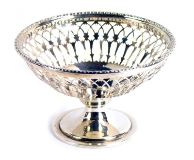 A George V silver sugar basket, with fine pierced detail on a stepped foot, Birmingham 1922, 1½oz.