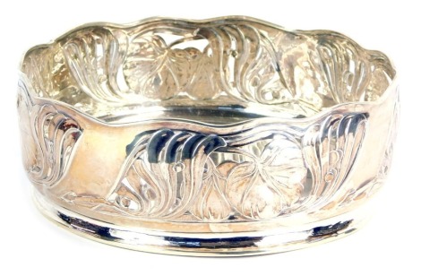 A silver Art Nouveau style fruit basket, with water lily detail, import mark, George Bedingham, London 1901, 18¼oz gross, 23cm diameter.