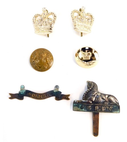 Military buttons and badges, comprising two military circular coat jacket buttons, cap badges, a Lincolnshire Regiment cap badge (AF), etc. (5)