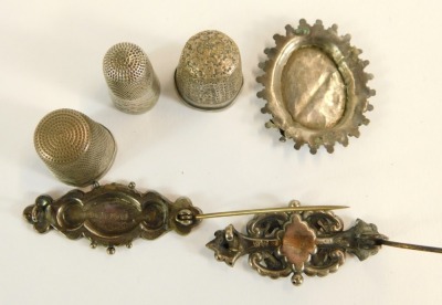 Three Victorian bar brooches, comprising a Mizpah brooch, 4.5cm wide, a bar brooch with central star detail, 5cm wide, and an oval floral brooch, lacking back, 4cm wide, together with three various silver thimbles, 189.6g all in. - 2