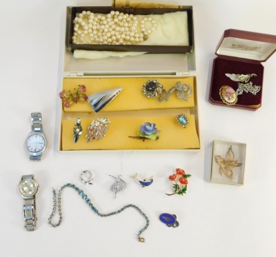 A group of costume jewellery, comprising a floral posy brooch, filigree lily brooch, wristwatches, faux pearl necklaces, etc. (a quantity) - 2