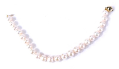 75 N/B - A cultured pearl single strand bracelet, set with white cultured pearls on string knotted strand, with a yellow metal ball clasp, stamped 9ct, 19cm long, each bead 6mm wide, 15.3g all in.