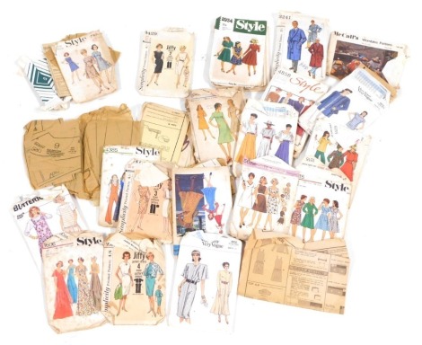 A group of Simplicity and Style dress patterns.