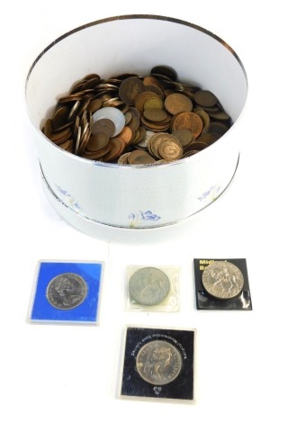 A group of collector's coins, commemorative coins, pennies, halfpennies, etc. (1 box)