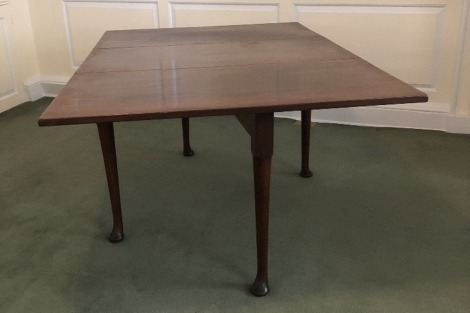 A George III mahogany drop leaf table, with three part rectangular top, turned gate legs with pad feet, 158cm x 106cm maximum.