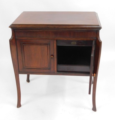 An early 20thC mahogany gramophone cabinet, the rectangular hinged top above two cupboard doors, of out splayed legs, 79cm high, 72cm wide, 47cm deep. - 2