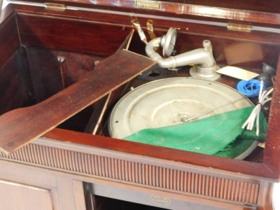 An early 20thC mahogany gramophone cabinet, the rectangular hinged top above two cupboard doors, of out splayed legs, 79cm high, 72cm wide, 47cm deep. - 3