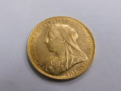 A Victorian gold full sovereign, 1900, Veiled Head.