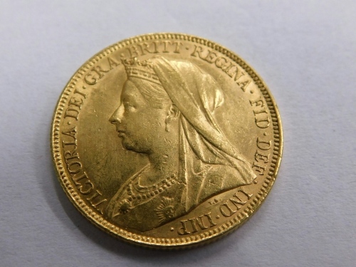 A Victorian gold full sovereign, 1900, Veiled Head.