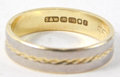 An 18ct gold bi-colour wedding band, with a border on white gold, with cross hatched hammered centre, on a yellow metal band, size N, 3.8g all in. - 2