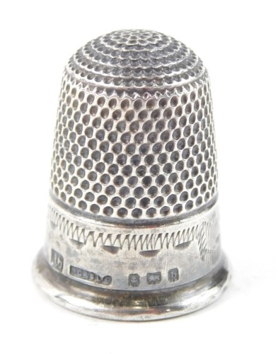 A silver thimble, 5.5g.