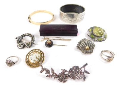 A group of silver and other costume jewellery, comprising a Victorian silver hinged bangle, with foliate detail, silver scarf pin set with green agate and three leaf clover design, a silver and marcasite dress ring, a various other silver plated marcasite