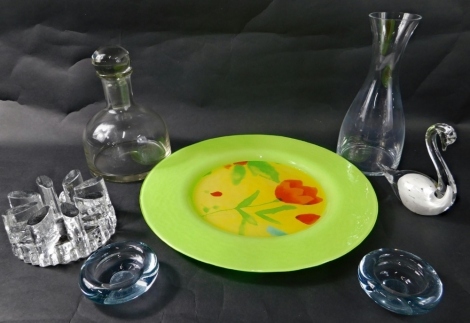 Various decorative glassware, decorative plates, modern mallet shaped decanter, 22cm high, bird sculpture, etc. (a quantity)